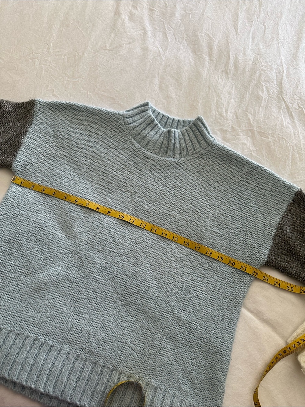 Michael Stars Light Blue Crewneck Sweater with Gray and Cream Sleeves, size medi - Picture 7 of 9